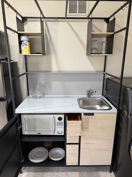 Kitchenette w/microwave - 9211 Point Replete Dr