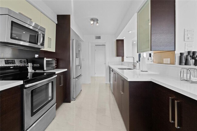 Building Photo - 2751 S Ocean Dr