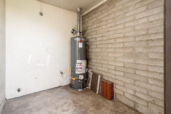 Building Photo - 3/2 sfh 2 car garage, huge yard 35th Ave &...