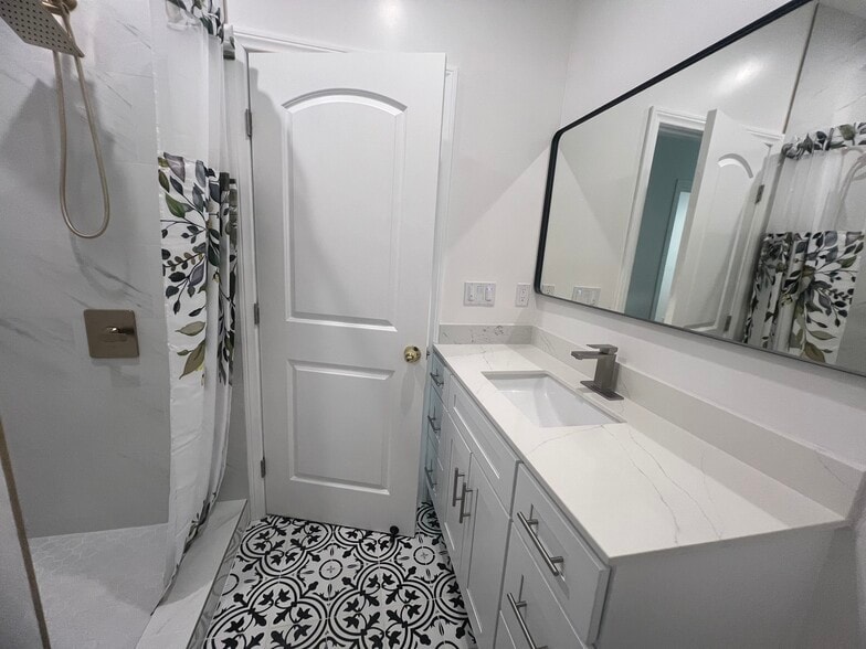 Bathroom Pic 2 - 504 E Newmark Ave