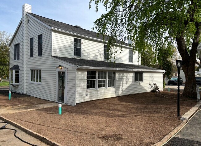 Building Photo - Beautiful Landale 4 Bedroom Single with 2 car garage for rent $3,650/month