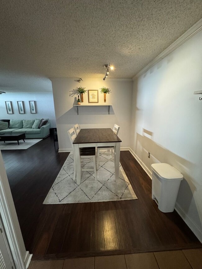 Building Photo - 2 Bed/1 Bath FULLY Furnished Condo at City Heights!