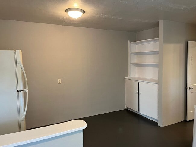 Building Photo - 1 Bedroom 1 Bathroom Triplex