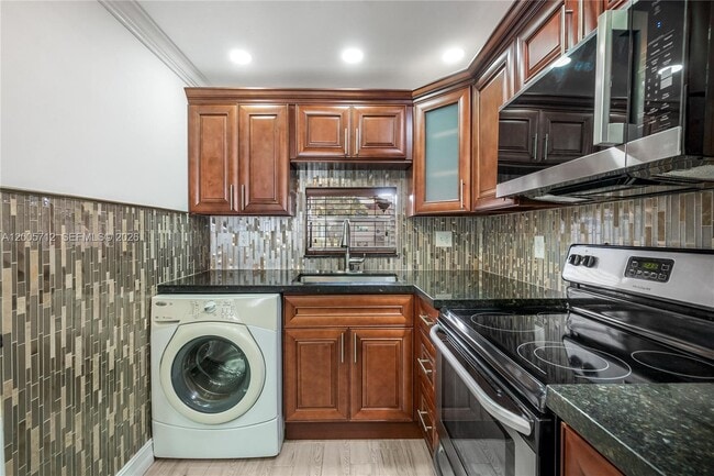Building Photo - 711 S Hollybrook Dr