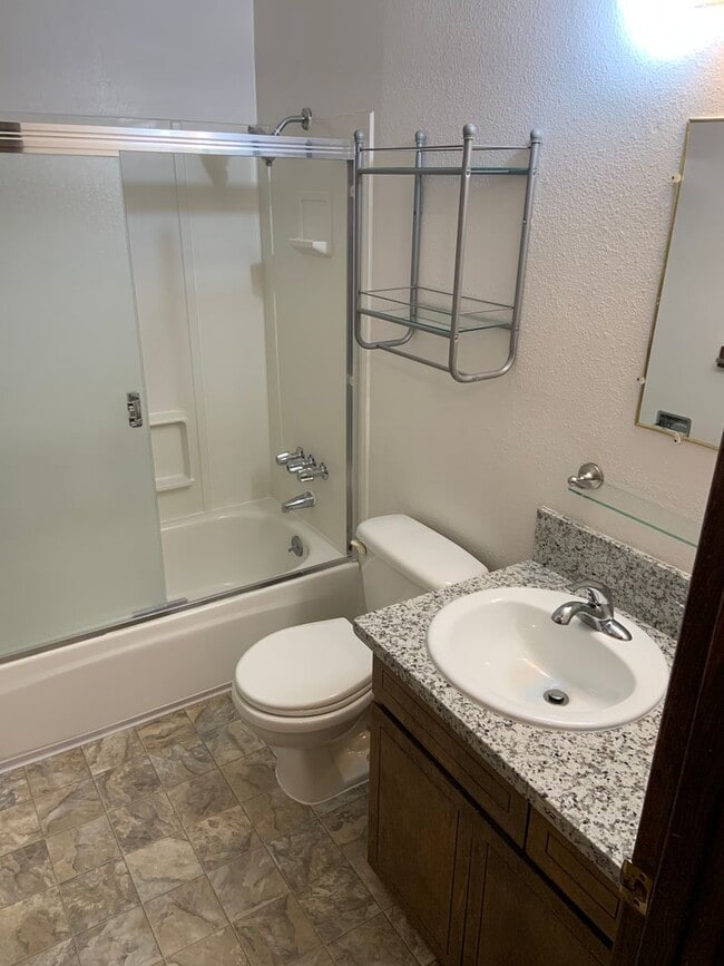 Building Photo - 2955 NW Glenridge Dr