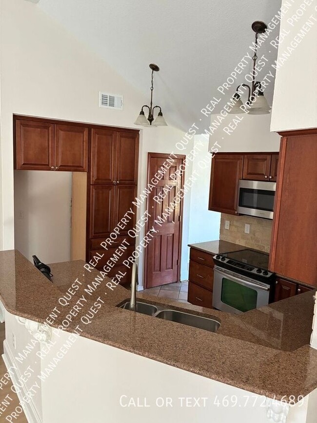 Building Photo - 814 Meandering Way