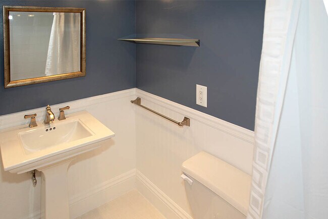Building Photo - Large 2br/2ba - All utilities included in rent