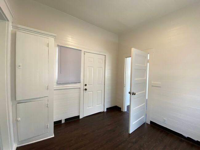 Building Photo - One Bed, One Bath Apartment Located Downtown