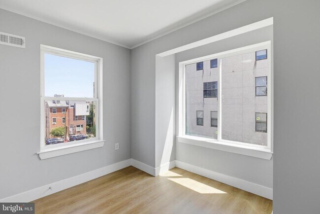 Building Photo - 1511 W Flora St