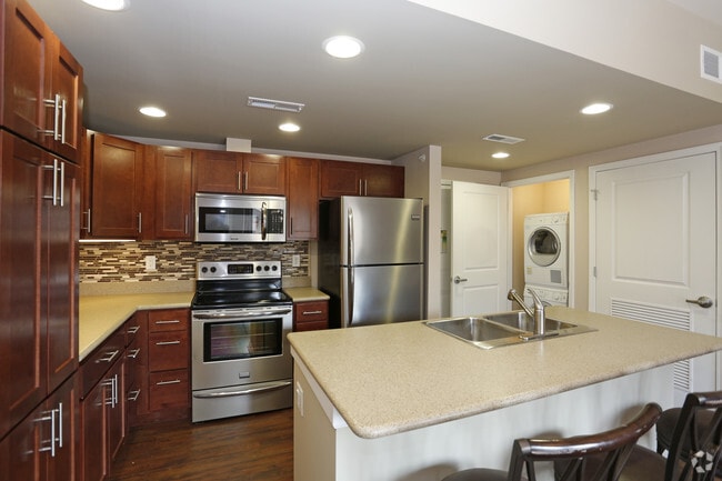 2BR, 2BA - 815SF - Kitchen - Smith Apartments @ 53 East Chalmers