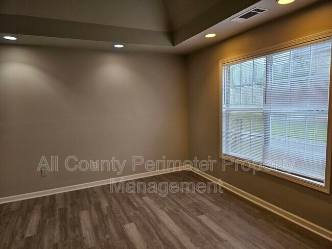 Building Photo - 704 White Dove Dr