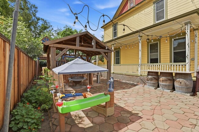 Building Photo - 482 South St