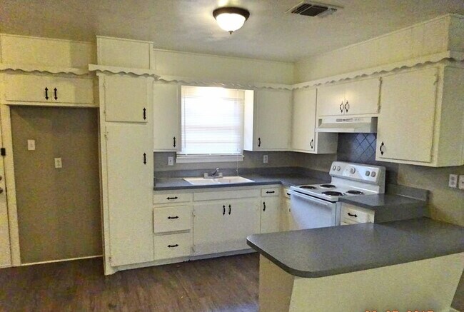 Building Photo - Duplex Located Near Take-Out, Park, & Clos...