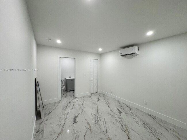 Building Photo - 11000 SW 47th Terrace