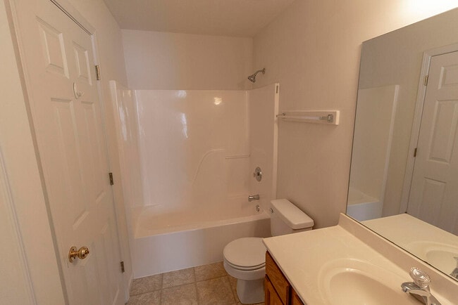 Building Photo - 3406 E St Charles Rd