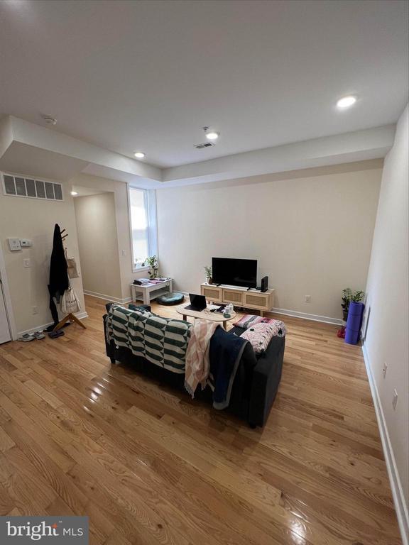 Building Photo - 1926 W Girard Ave