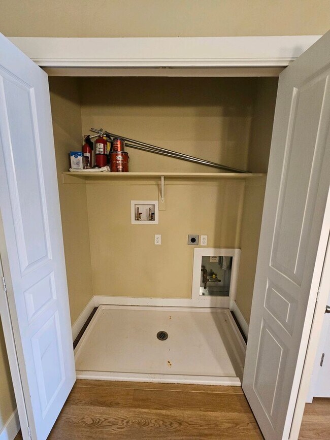 Building Photo - GORGEOUS Downtown Unit!!!