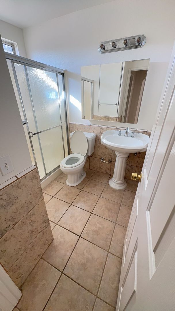 Building Photo - Adelanto 4 Bedroom