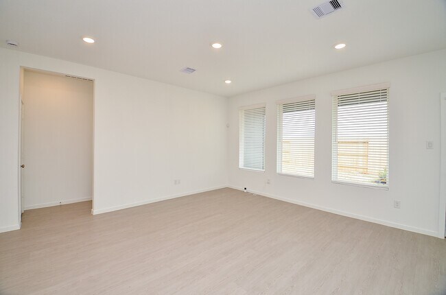 Building Photo - 26506 Coast Redwood Dr