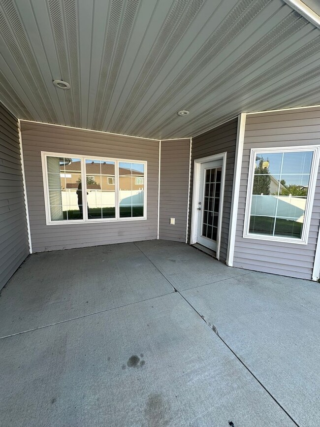 Building Photo - 3 Bedroom Townhouse!