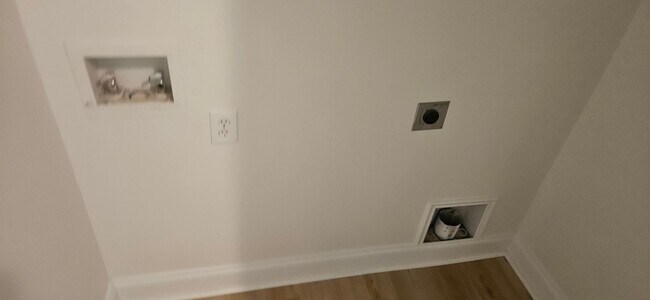 Building Photo - Darling 2br/2.5ba end unit townhome in Exc...