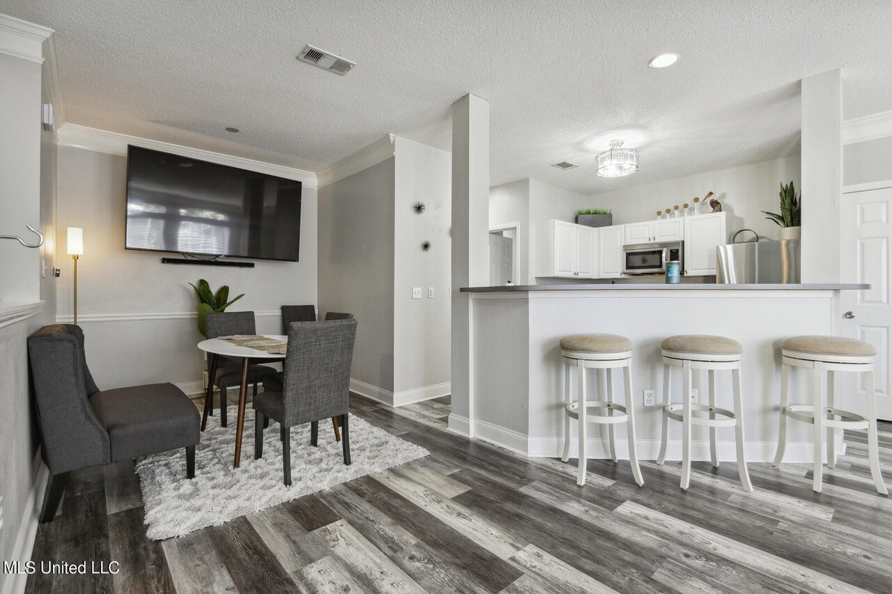 Building Photo - 2252 Beach Dr