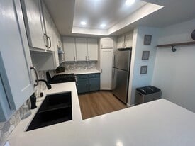 Kitchen - 25925 Oak St