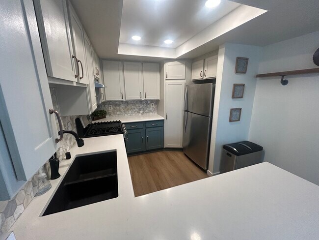 Kitchen - 25925 Oak St