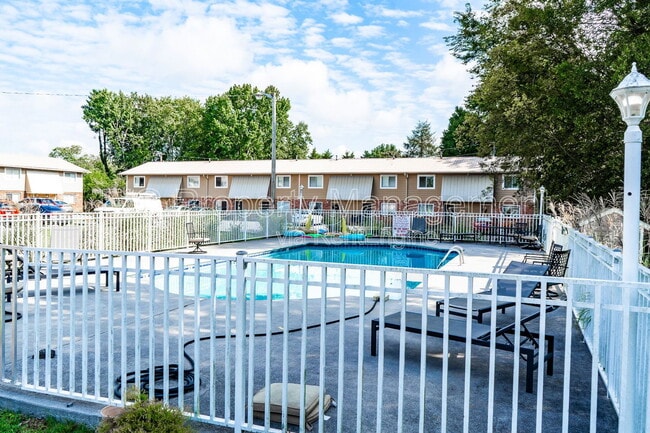 Building Photo - 123 Louella Dr