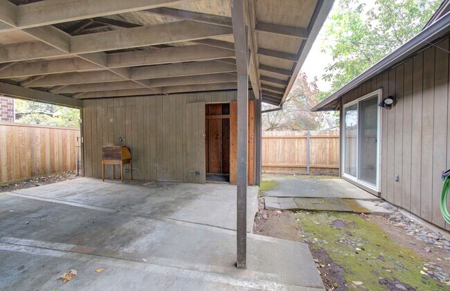 Building Photo - Elias / Boyd 701-03