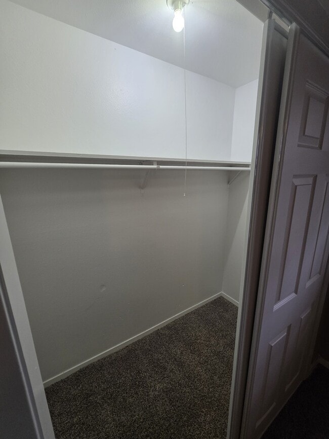 Building Photo - 3 bed 2 bath townhome, 2 car garage