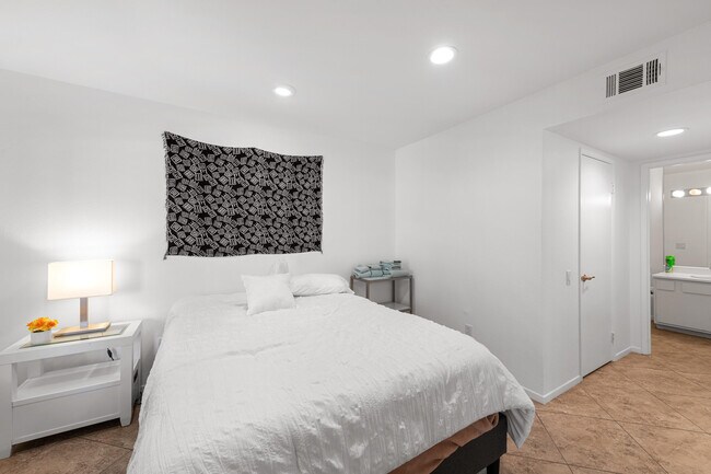 Building Photo - 351 N Hermosa Dr