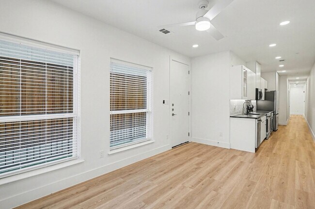 Building Photo - 2217 N Fitzhugh Ave