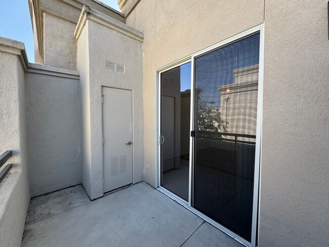 Building Photo - Stunning 1Bd/1Ba Condo in The Heart of Irv...