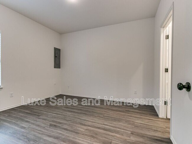 Building Photo - 8012 NW 110th Dr
