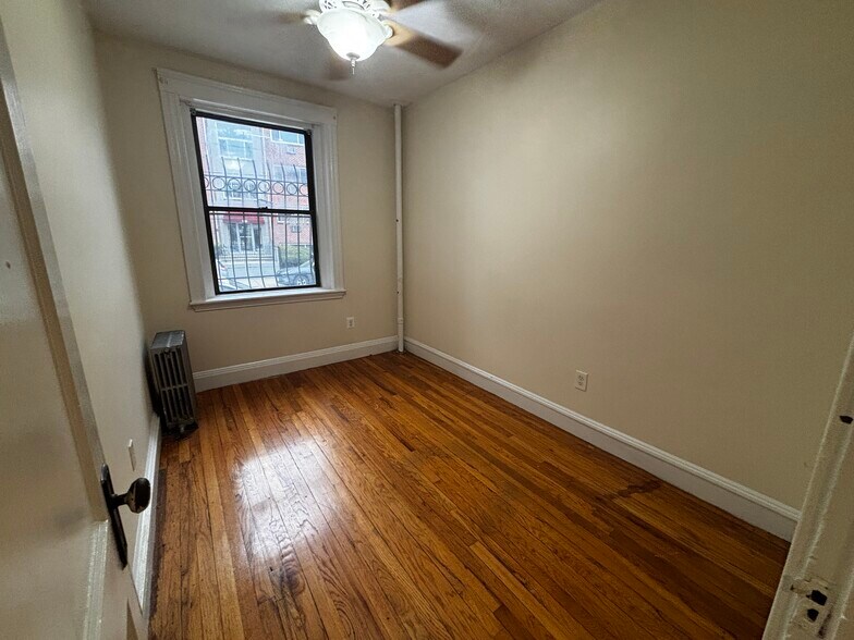 Building Photo - 213 Kelton St