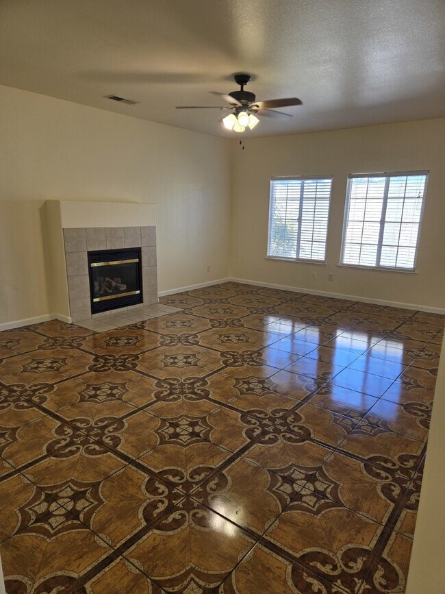 Building Photo - 685 Gateway Dr