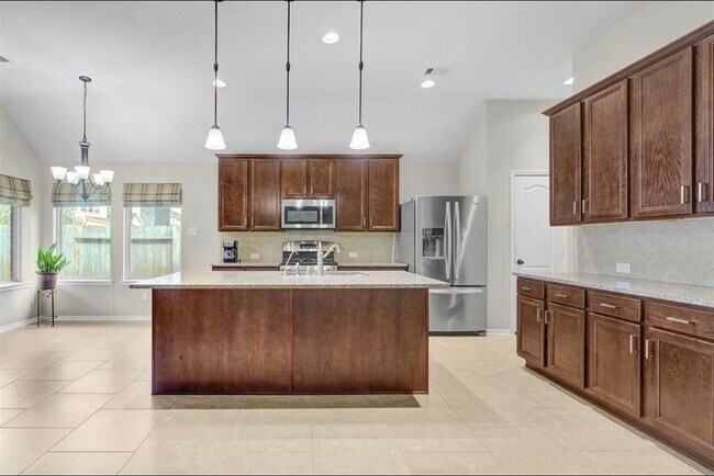 Building Photo - 2513 Golfcrest Dr