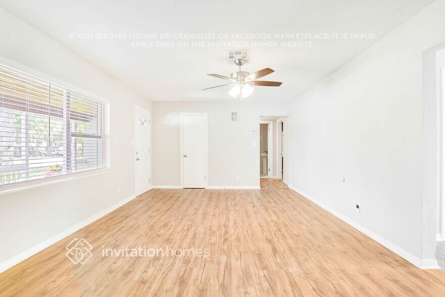 Building Photo - 1115 N Powers Dr