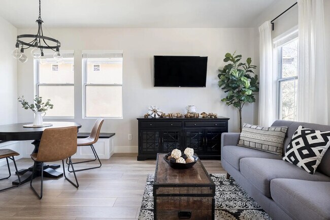 Interior Photo - 156 W Laurel Ct