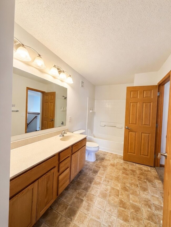 Building Photo - Rare 2bed + Loft Townhome in Maple Grove