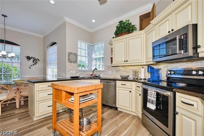 Building Photo - 9240 Willowcrest Ct