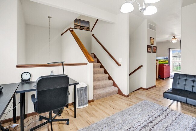 Building Photo - Luxury Iowa City townhouse close to UIHC and Kinnick