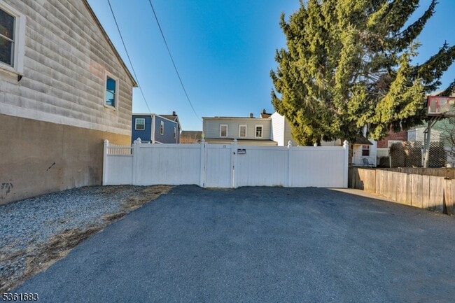Building Photo - 171 Lewis St