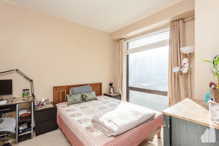 Building Photo - 1 E 8th St