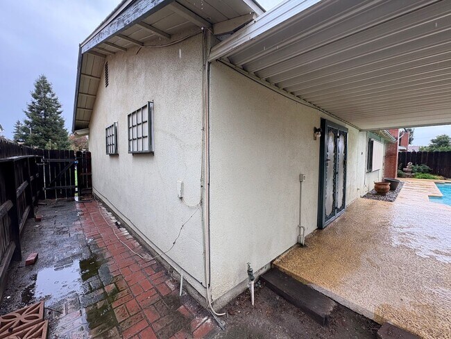 Building Photo - SW Visalia Home Available Now!