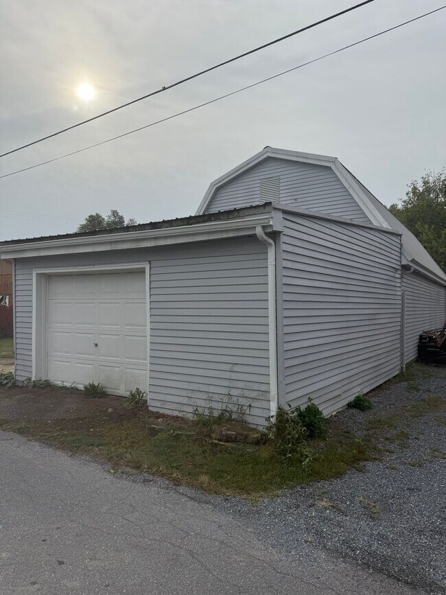 Building Photo - 2 bedroom possibly 3 with oversized Garage/Work Shop in Newville