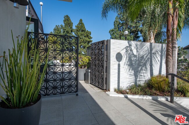 Building Photo - 8787 Shoreham Dr