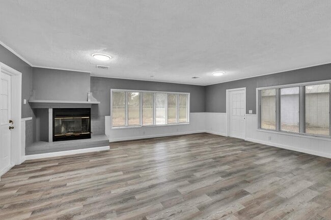 Building Photo - 815 Sherwood Dr