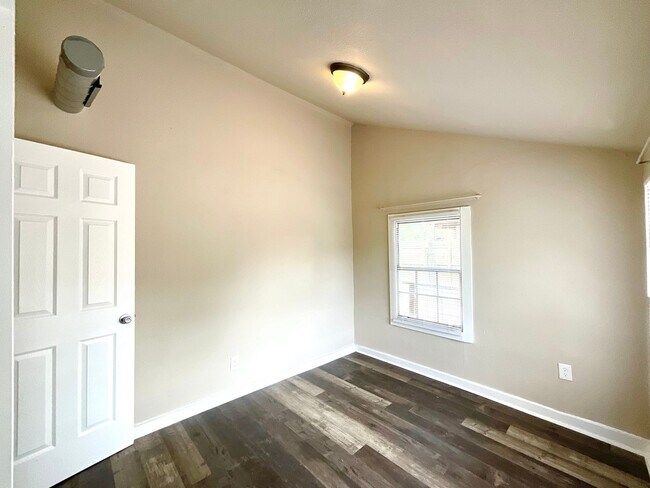 Building Photo - Spacious 2-Bedroom Home Steps from Restaur...